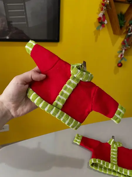 Foto de um(a) ​Dupla de enfeites natalinos em tecido, da categoria de Objetos decorativos. Dupla de enfeites em tecido. Bordado a mão. Leves marcas do tempo e uso. Medidas: 26x15cm cada. Mostrado de uma perspectiva diferente. Vendido no marketplace Trésors.