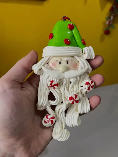 Foto de um(a) ​Dupla de enfeites natalinos em biscuit, da categoria de Objetos decorativos. Dupla de enfeites em biscuit. Mínimas marcas do tempo e uso. Medidas: 13x9cm. Mostrado de uma perspectiva diferente. Vendido no marketplace Trésors.