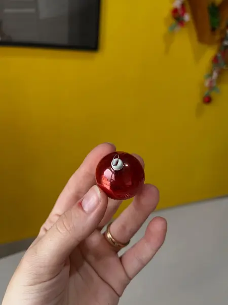 Foto de um(a) ​Kit com 43 bolinhas natalinas em vidro, da categoria de Outros objetos decorativos. Kit com 43 bolinhas em vidro, na embalagem original com CGC. Mínimas marcas do tempo e uso. Mostrado de uma perspectiva diferente. Vendido no marketplace Trésors.