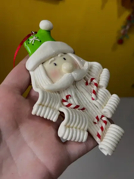 Foto de um(a) ​ Dupla de enfeites natalinos em biscuit, da categoria de Objetos decorativos. Dupla de enfeites em biscuit. Mínimas marcas do tempo e uso. Medidas: 13x9cm. Mostrado de uma perspectiva diferente. Vendido no marketplace Trésors.