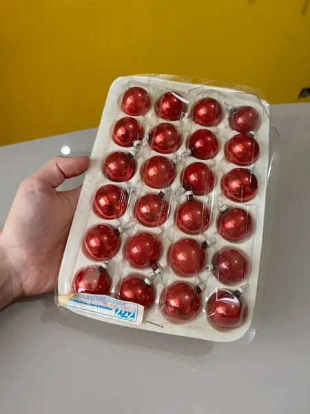 Foto de um(a) ​Kit com 43 bolinhas natalinas em vidro, da categoria de Outros objetos decorativos. Kit com 43 bolinhas em vidro, na embalagem original com CGC. Mínimas marcas do tempo e uso. Mostrado de uma perspectiva diferente. Vendido no marketplace Trésors.