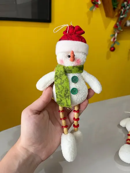 Foto de um(a) Enfeites natalinos para pendurar (5und), da categoria de Objetos decorativos. 5 enfeites natalinos de bonecos de neve para pendurar em tecido e madeira. Leves marcas do tempo e uso. Medidas: 23x10cm... Mostrado de uma perspectiva diferente. Vendido no marketplace Trésors.