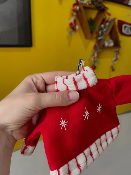 Foto de um(a) Dupla de enfeites natalinos em tecido, da categoria de Objetos decorativos. Dupla de enfeites natalinos em tecido. Bordado a mão. Leves marcas do tempo e uso. Medidas: 26x15cm cada. Mostrado de uma perspectiva diferente. Vendido no marketplace Trésors.