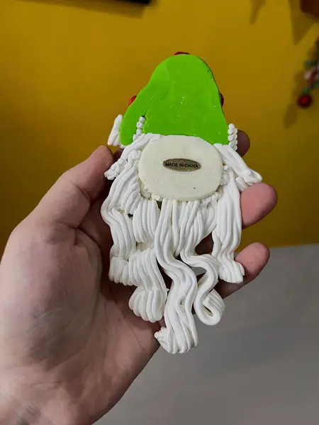 Foto de um(a) ​Dupla de enfeites natalinos em biscuit, da categoria de Objetos decorativos. Dupla de enfeites em biscuit. Mínimas marcas do tempo e uso. Medidas: 13x9cm. Mostrado de uma perspectiva diferente. Vendido no marketplace Trésors.