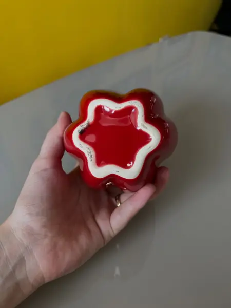 Foto de um(a) ​Pote com tampa em cerâmica formato pimentão, da categoria de Garrafas, potes e jarros. Pote com tampa em cerâmica. Possui lascado interno na tampa como mostrado nas fotos. Medidas: 12x10cm. Mostrado de uma perspectiva diferente. Vendido no marketplace Trésors.