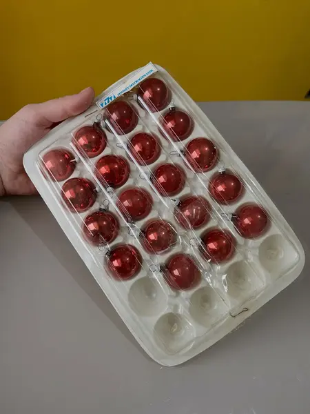 Foto de um(a) ​Kit com 43 bolinhas natalinas em vidro, da categoria de Outros objetos decorativos. Kit com 43 bolinhas em vidro, na embalagem original com CGC. Mínimas marcas do tempo e uso. Mostrado de uma perspectiva diferente. Vendido no marketplace Trésors.