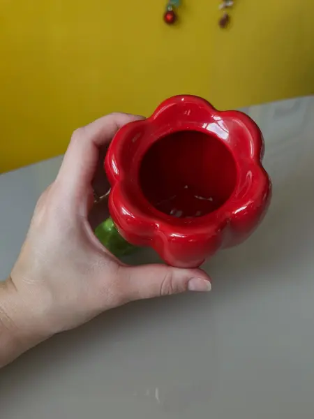 Foto de um(a) ​Pote com tampa em cerâmica formato pimentão, da categoria de Garrafas, potes e jarros. Pote com tampa em cerâmica. Possui lascado interno na tampa como mostrado nas fotos. Medidas: 12x10cm. Mostrado de uma perspectiva diferente. Vendido no marketplace Trésors.