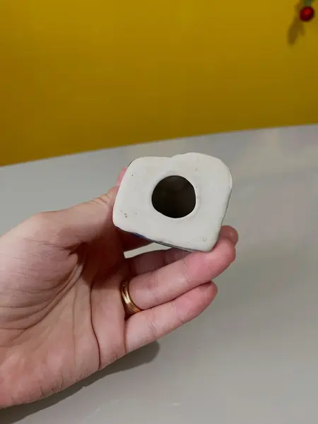 Foto de um(a) ​Enfeite casinha azul e branca em porcelana, da categoria de Objetos decorativos. Casinha em porcelana. Perfeito estado. Medidas: 5x4x6cm. Mostrado de uma perspectiva diferente. Vendido no marketplace Trésors.