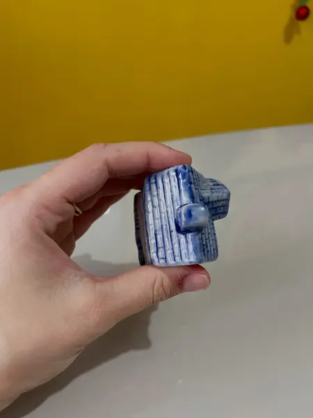 Foto de um(a) ​Enfeite casinha azul e branca em porcelana, da categoria de Objetos decorativos. Casinha em porcelana. Perfeito estado. Medidas: 5x4x6cm. Mostrado de uma perspectiva diferente. Vendido no marketplace Trésors.