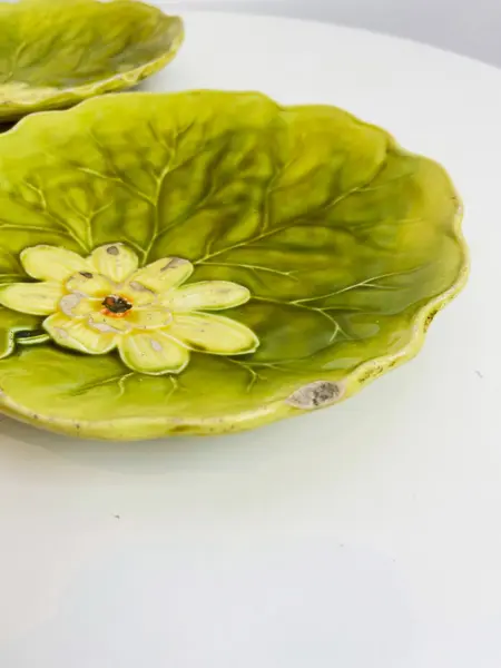Foto de um(a) Pratos em cerâmica vitrificada formato vitória régia, da categoria de Pratos Decorativos. Maravilhosos pratos em cerâmica vitrificada, no formato de vitória régia. Os dois estão com lascados e marcas do tempo e... Mostrado de uma perspectiva diferente. Vendido no marketplace Trésors.