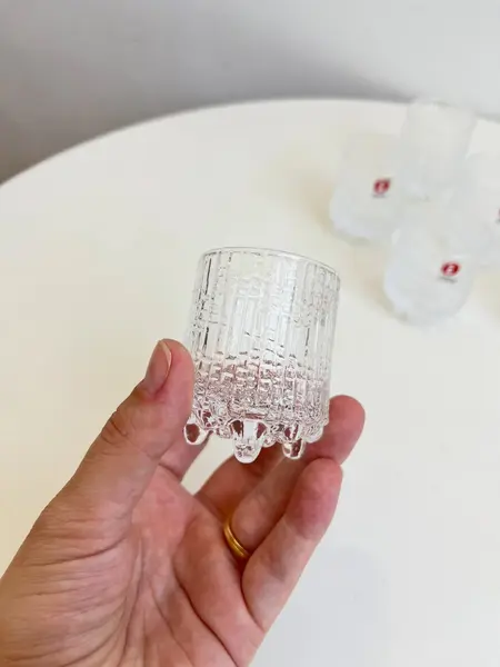 Foto de um(a) ​Raríssimos copos de dose da marca finlandesa Iittala, da categoria de Copos. Raríssimos copos de dose da marca finlandesa Iittala, em vidro. Perfeito estado. Medidas: 6x4cm cada *SEIS UNIDADES... Mostrado de uma perspectiva diferente. Vendido no marketplace Trésors.