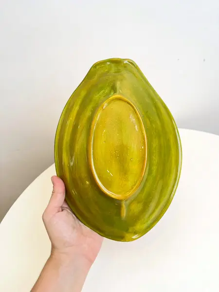 Foto de um(a) ​Petisqueira em cerâmica pintada a mão formato mamão, da categoria de Travessas e tigelas. Petisqueira em cerâmica pintada a mão. Com mínimas marcas de uso. Medidas: 27x19cm. Mostrado de uma perspectiva diferente. Vendido no marketplace Trésors.