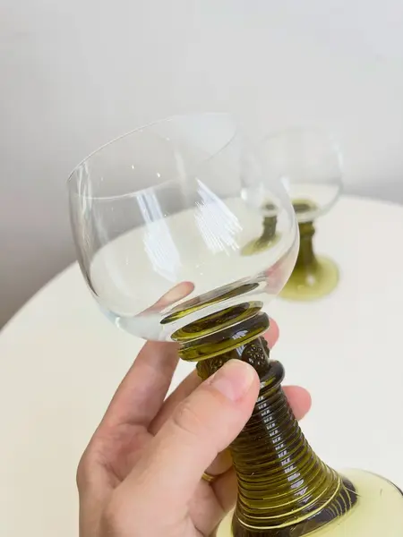 Foto de um(a) ​ Taças em cristal com base esverdeada, da categoria de Taças. Taças em cristal com base esverdeada. Perfeito estado. Medidas: 7x15cm cada *4 UNIDADES DISPONIVEIS***VALOR DO ANUNCIO... Mostrado de uma perspectiva diferente. Vendido no marketplace Trésors.