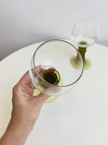 Foto de um(a) ​ Taças em cristal com base esverdeada, da categoria de Taças. Taças em cristal com base esverdeada. Perfeito estado. Medidas: 7x15cm cada *4 UNIDADES DISPONIVEIS***VALOR DO ANUNCIO... Mostrado de uma perspectiva diferente. Vendido no marketplace Trésors.