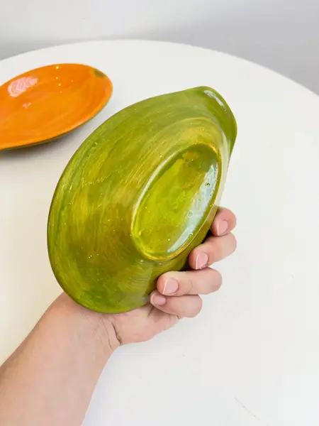 Foto de um(a) ​Petisqueira em cerâmica pintada a mão formato mamão, da categoria de Travessas e tigelas. Petisqueira em cerâmica pintada a mão. Com mínimas marcas de uso. Medidas: 17x12cm cada1 UNIDADE. Mostrado de uma perspectiva diferente. Vendido no marketplace Trésors.