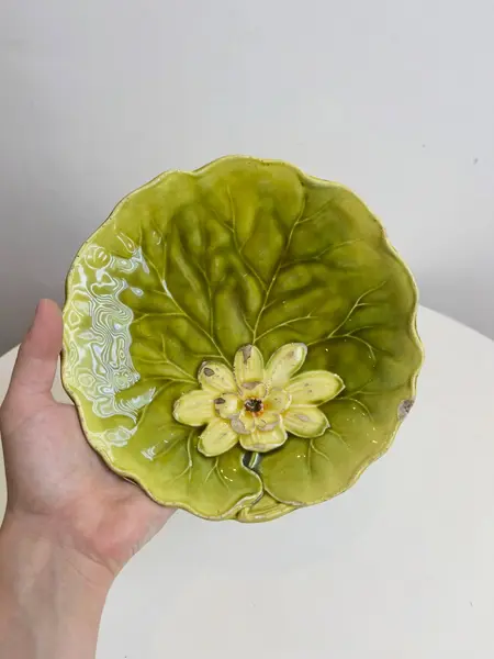 Foto de um(a) Pratos em cerâmica vitrificada formato vitória régia, da categoria de Pratos Decorativos. Maravilhosos pratos em cerâmica vitrificada, no formato de vitória régia. Os dois estão com lascados e marcas do tempo e... Mostrado de uma perspectiva diferente. Vendido no marketplace Trésors.