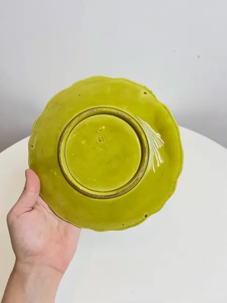 Foto de um(a) Pratos em cerâmica vitrificada formato vitória régia, da categoria de Pratos Decorativos. Maravilhosos pratos em cerâmica vitrificada, no formato de vitória régia. Os dois estão com lascados e marcas do tempo e... Mostrado de uma perspectiva diferente. Vendido no marketplace Trésors.