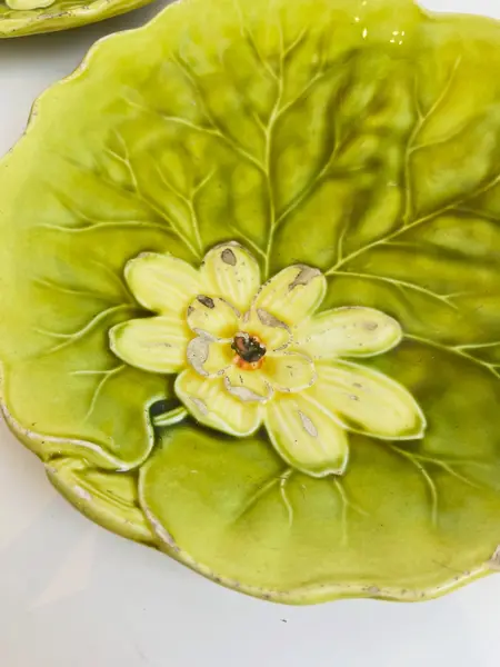 Foto de um(a) Pratos em cerâmica vitrificada formato vitória régia, da categoria de Pratos Decorativos. Maravilhosos pratos em cerâmica vitrificada, no formato de vitória régia. Os dois estão com lascados e marcas do tempo e... Mostrado de uma perspectiva diferente. Vendido no marketplace Trésors.