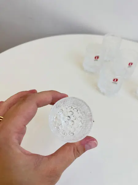 Foto de um(a) ​Raríssimos copos de dose da marca finlandesa Iittala, da categoria de Copos. Raríssimos copos de dose da marca finlandesa Iittala, em vidro. Perfeito estado. Medidas: 6x4cm cada *SEIS UNIDADES... Mostrado de uma perspectiva diferente. Vendido no marketplace Trésors.
