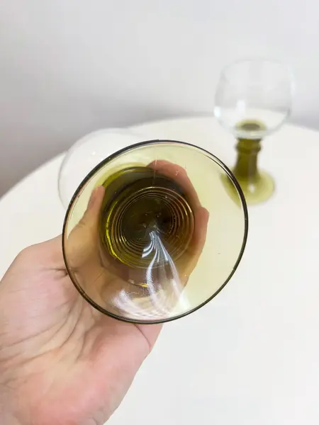 Foto de um(a) ​ Taças em cristal com base esverdeada, da categoria de Taças. Taças em cristal com base esverdeada. Perfeito estado. Medidas: 7x15cm cada *4 UNIDADES DISPONIVEIS***VALOR DO ANUNCIO... Mostrado de uma perspectiva diferente. Vendido no marketplace Trésors.