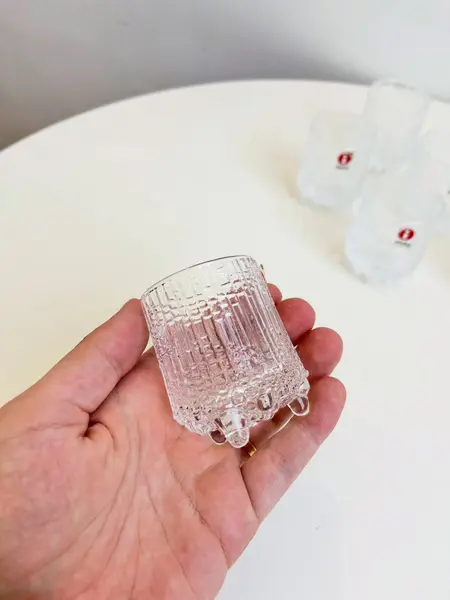 Foto de um(a) ​Raríssimos copos de dose da marca finlandesa Iittala, da categoria de Copos. Raríssimos copos de dose da marca finlandesa Iittala, em vidro. Perfeito estado. Medidas: 6x4cm cada *SEIS UNIDADES... Mostrado de uma perspectiva diferente. Vendido no marketplace Trésors.