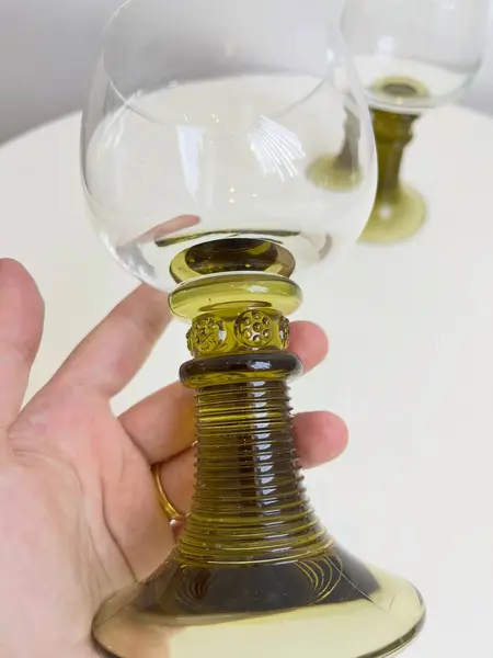 Foto de um(a) ​ Taças em cristal com base esverdeada, da categoria de Taças. Taças em cristal com base esverdeada. Perfeito estado. Medidas: 7x15cm cada *4 UNIDADES DISPONIVEIS***VALOR DO ANUNCIO... Mostrado de uma perspectiva diferente. Vendido no marketplace Trésors.