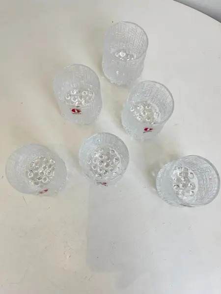 Foto de um(a) ​Raríssimos copos de dose da marca finlandesa Iittala, da categoria de Copos. Raríssimos copos de dose da marca finlandesa Iittala, em vidro. Perfeito estado. Medidas: 6x4cm cada *SEIS UNIDADES... Mostrado de uma perspectiva diferente. Vendido no marketplace Trésors.
