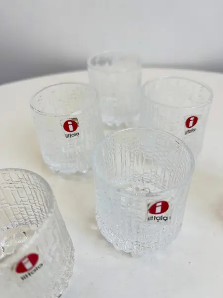 Foto de um(a) ​Raríssimos copos de dose da marca finlandesa Iittala, da categoria de Copos. Raríssimos copos de dose da marca finlandesa Iittala, em vidro. Perfeito estado. Medidas: 6x4cm cada *SEIS UNIDADES... Mostrado de uma perspectiva diferente. Vendido no marketplace Trésors.