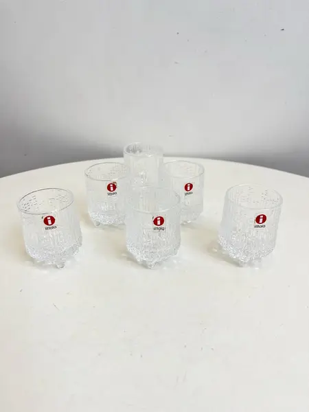 Foto de um(a) ​Raríssimos copos de dose da marca finlandesa Iittala, da categoria de Copos. Raríssimos copos de dose da marca finlandesa Iittala, em vidro. Perfeito estado. Medidas: 6x4cm cada *SEIS UNIDADES... Mostrado de uma perspectiva diferente. Vendido no marketplace Trésors.