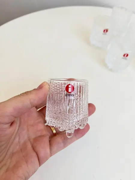 Foto de um(a) ​Raríssimos copos de dose da marca finlandesa Iittala, da categoria de Copos. Raríssimos copos de dose da marca finlandesa Iittala, em vidro. Perfeito estado. Medidas: 6x4cm cada *SEIS UNIDADES... Mostrado de uma perspectiva diferente. Vendido no marketplace Trésors.
