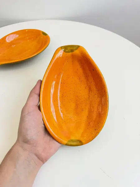 Foto de um(a) ​Petisqueira em cerâmica pintada a mão formato mamão, da categoria de Travessas e tigelas. Petisqueira em cerâmica pintada a mão. Com mínimas marcas de uso. Medidas: 17x12cm cada1 UNIDADE. Mostrado de uma perspectiva diferente. Vendido no marketplace Trésors.