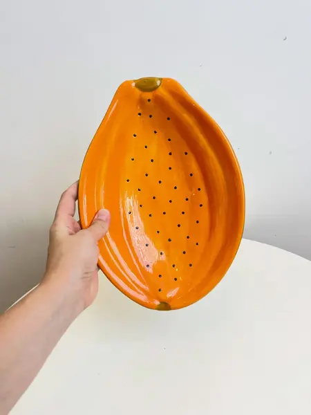 Foto de um(a) ​Petisqueira em cerâmica pintada a mão formato mamão, da categoria de Travessas e tigelas. Petisqueira em cerâmica pintada a mão. Com mínimas marcas de uso. Medidas: 27x19cm. Mostrado de uma perspectiva diferente. Vendido no marketplace Trésors.