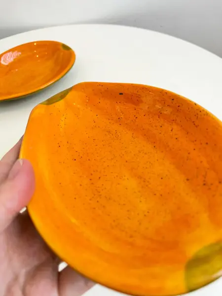 Foto de um(a) ​Petisqueira em cerâmica pintada a mão formato mamão, da categoria de Travessas e tigelas. Petisqueira em cerâmica pintada a mão. Com mínimas marcas de uso. Medidas: 17x12cm cada1 UNIDADE. Mostrado de uma perspectiva diferente. Vendido no marketplace Trésors.