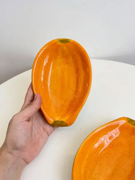 Foto de um(a) ​Petisqueira em cerâmica pintada a mão formato mamão, da categoria de Travessas e tigelas. Petisqueira em cerâmica pintada a mão. Com mínimas marcas de uso. Medidas: 17x12cm cada1 UNIDADE. Mostrado de uma perspectiva diferente. Vendido no marketplace Trésors.