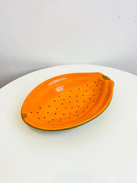 Foto de um(a) ​Petisqueira em cerâmica pintada a mão formato mamão, da categoria de Travessas e tigelas. Petisqueira em cerâmica pintada a mão. Com mínimas marcas de uso. Medidas: 27x19cm. Mostrado de uma perspectiva diferente. Vendido no marketplace Trésors.