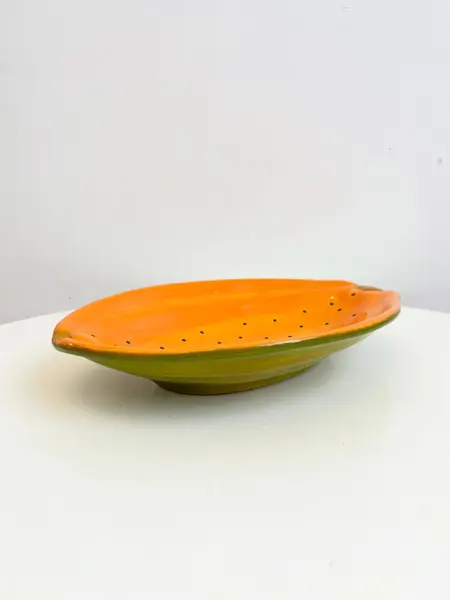 Foto de um(a) ​Petisqueira em cerâmica pintada a mão formato mamão, da categoria de Travessas e tigelas. Petisqueira em cerâmica pintada a mão. Com mínimas marcas de uso. Medidas: 27x19cm. Mostrado de uma perspectiva diferente. Vendido no marketplace Trésors.