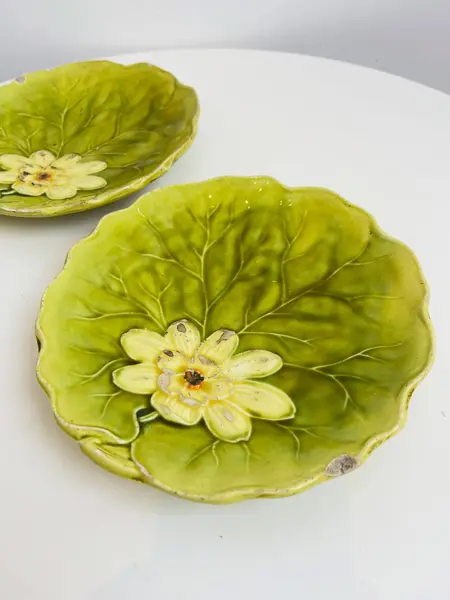 Foto de um(a) Pratos em cerâmica vitrificada formato vitória régia, da categoria de Pratos Decorativos. Maravilhosos pratos em cerâmica vitrificada, no formato de vitória régia. Os dois estão com lascados e marcas do tempo e... Mostrado de uma perspectiva diferente. Vendido no marketplace Trésors.