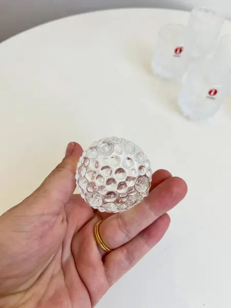 Foto de um(a) ​Raríssimos copos de dose da marca finlandesa Iittala, da categoria de Copos. Raríssimos copos de dose da marca finlandesa Iittala, em vidro. Perfeito estado. Medidas: 6x4cm cada *SEIS UNIDADES... Mostrado de uma perspectiva diferente. Vendido no marketplace Trésors.