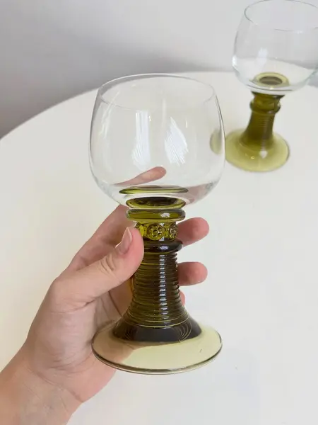 Foto de um(a) ​ Taças em cristal com base esverdeada, da categoria de Taças. Taças em cristal com base esverdeada. Perfeito estado. Medidas: 7x15cm cada *4 UNIDADES DISPONIVEIS***VALOR DO ANUNCIO... Mostrado de uma perspectiva diferente. Vendido no marketplace Trésors.