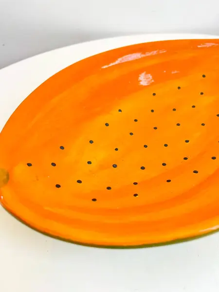 Foto de um(a) ​Petisqueira em cerâmica pintada a mão formato mamão, da categoria de Travessas e tigelas. Petisqueira em cerâmica pintada a mão. Com mínimas marcas de uso. Medidas: 27x19cm. Mostrado de uma perspectiva diferente. Vendido no marketplace Trésors.