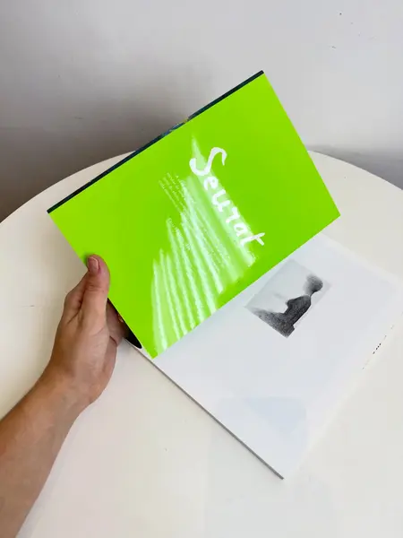 Foto de um(a) ​Livro brochura em português da editora Taschen, da categoria de Livros. Livro brochura em português da editora Taschen. Estado de novo. 95 páginas. Mostrado de uma perspectiva diferente. Vendido no marketplace Trésors.