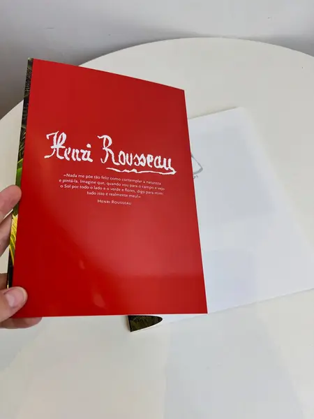 Foto de um(a) ​Livro brochura em português da editora Taschen - Rousseau, da categoria de Livros. Livro brochura em português da editora Taschen. Estado de novo. 95 páginas. Mostrado de uma perspectiva diferente. Vendido no marketplace Trésors.