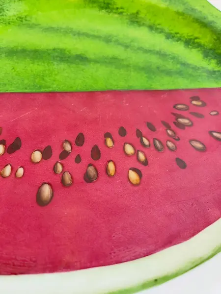 Foto de um(a) ​Grande prato em porcelana pintada a mão e assinado, da categoria de Pratos Decorativos. Grande prato em porcelana pintada a mão e assinado. Leves marcas do tempo e uso. Medidas: 33cm diâmetro. Mostrado de uma perspectiva diferente. Vendido no marketplace Trésors.