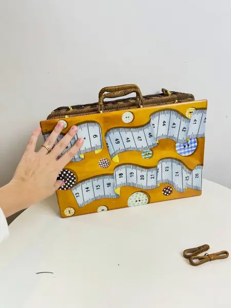 Foto de um(a) ​ Grade caixa em material natural com tampa em porcelana pintada a mão, assinada, da categoria de Cestos e Caixas. Grade caixa em material natural com tampa em porcelana pintada a mão, assinada. O material que segura os fechos está... Mostrado de uma perspectiva diferente. Vendido no marketplace Trésors.