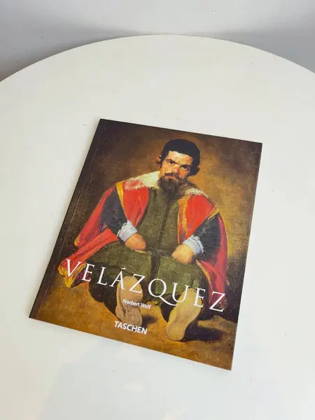 Foto de um(a) ​Livro brochura em português da editora Taschen - Velazquez, da categoria de Livros. Livro brochura em português da editora Taschen. Estado de novo. 95 páginas. Mostrado de uma perspectiva diferente. Vendido no marketplace Trésors.