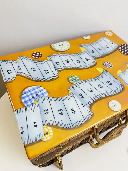 Foto de um(a) ​ Grade caixa em material natural com tampa em porcelana pintada a mão, assinada, da categoria de Cestos e Caixas. Grade caixa em material natural com tampa em porcelana pintada a mão, assinada. O material que segura os fechos está... Mostrado de uma perspectiva diferente. Vendido no marketplace Trésors.