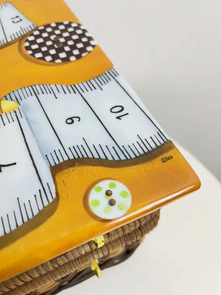 Foto de um(a) ​ Grade caixa em material natural com tampa em porcelana pintada a mão, assinada, da categoria de Cestos e Caixas. Grade caixa em material natural com tampa em porcelana pintada a mão, assinada. O material que segura os fechos está... Mostrado de uma perspectiva diferente. Vendido no marketplace Trésors.