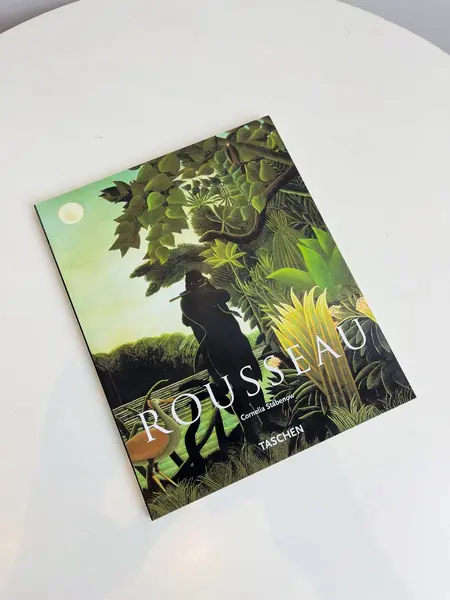 Foto de um(a) ​Livro brochura em português da editora Taschen - Rousseau, da categoria de Livros. Livro brochura em português da editora Taschen. Estado de novo. 95 páginas. Mostrado de uma perspectiva diferente. Vendido no marketplace Trésors.