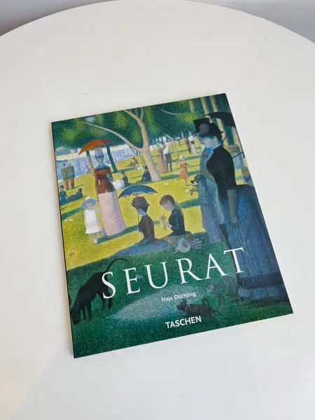 Foto de um(a) ​Livro brochura em português da editora Taschen, da categoria de Livros. Livro brochura em português da editora Taschen. Estado de novo. 95 páginas. Mostrado de uma perspectiva diferente. Vendido no marketplace Trésors.