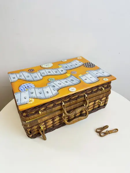 Foto de um(a) ​ Grade caixa em material natural com tampa em porcelana pintada a mão, assinada, da categoria de Cestos e Caixas. Grade caixa em material natural com tampa em porcelana pintada a mão, assinada. O material que segura os fechos está... Mostrado de uma perspectiva diferente. Vendido no marketplace Trésors.